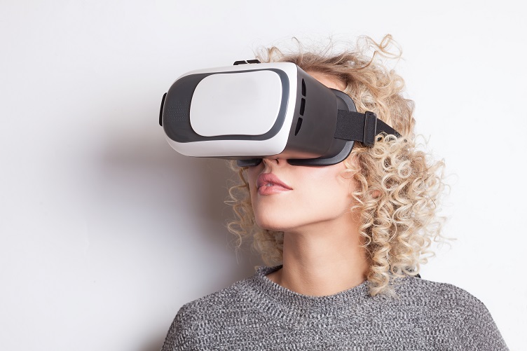 A Buyer Discovering 3D Models of Garments in Virtual Reality